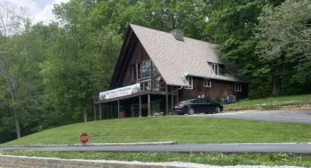 Cozy Cottage at Oak Creek Campground (pool, pet friendly, dog park, near Ark)