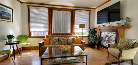 "Sunny Studio Retreat, Steps from Downtown"