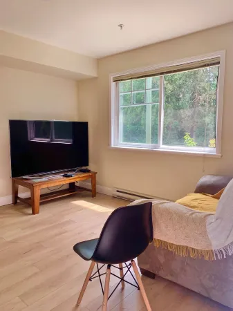 1 Bed 1 Bath Suite Coquitlam Centre Отели в г. Порт Кокитлам