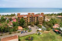 Beach Front with beautiful ocean view 3 beds, 2 baths condo in Jaco Beach