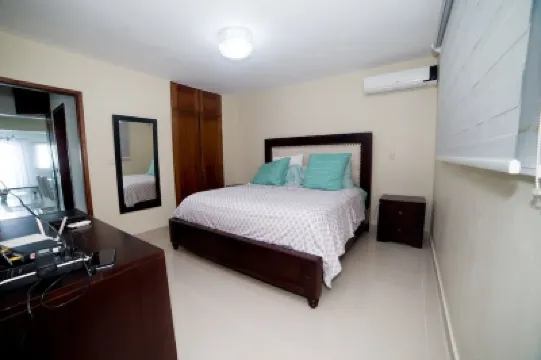 Modern penthouse at Miramar, private picuzzi, terrace and city view فنادق في 