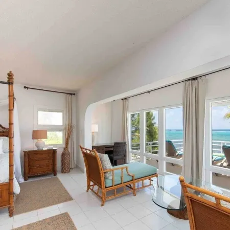 So Serene Oceanfront Villa, Rum Point, Private Beach, Hot Tub, Kayak, Snorkeling
