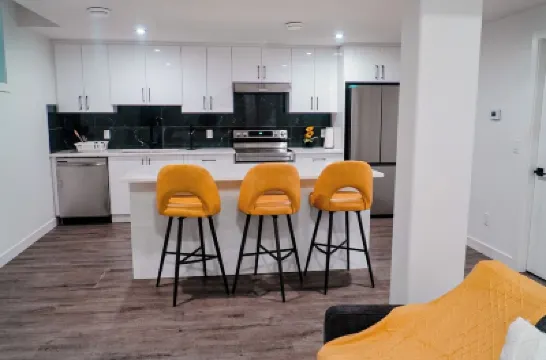 Executive , Serene, Beautiful 2 bedroom Basement Apartment Hotel berhampiran Alberta Railway Museum