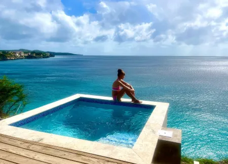 Romantic getaway on the Caribbean with private plunge pool. Отели рядом с достопримечательностью «Cas Abao Beach»