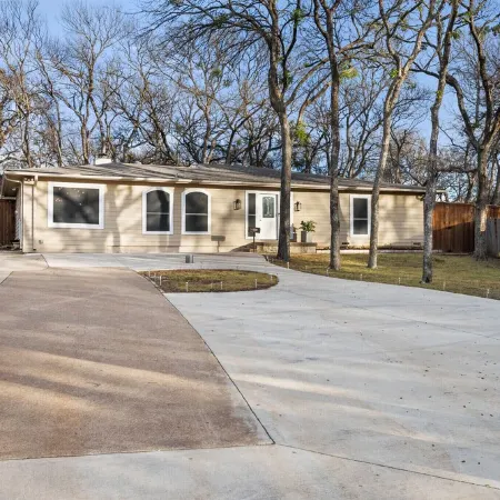 Euless Oasis: 3 bed/3.5 bath home near DFW Airport