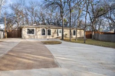 Euless Oasis: 3 bed/3.5 bath home near DFW Airport Marshalls附近的飯店