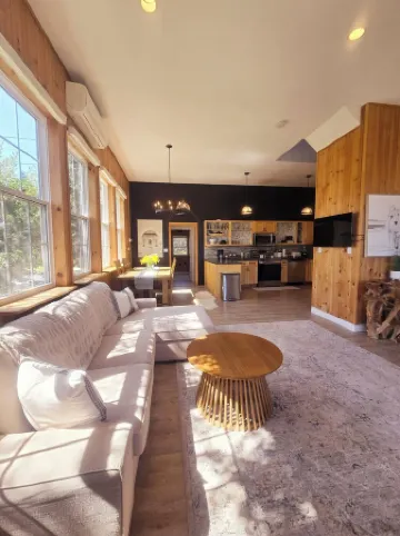 Water view, king bed, 3 min. to beach, near downtown, full kitchen, pet friendly