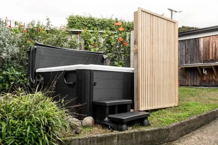 Whale Bay Surf House + Spa - Absolute Waterfront Отели в г. Раглан