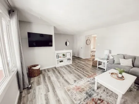 Beautiful newly refinished Home with easy access to Lethbridge with lake close. Отели рядом с достопримечательностью «Летбриджський університет»