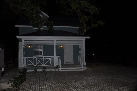 "Windways..Stately Bahamian Estate House Отели рядом с достопримечательностью «Dolphin Cay Atlantis»