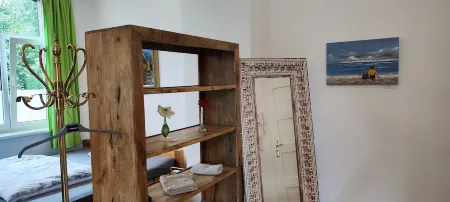 Modern apartment with fireplace, e-charging station and free parking space Отели в г. Шверин