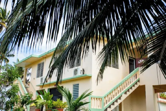 Beachfront Bliss 4-bedroom house with WiFi and AC in Aguada Отели в г. Агуада