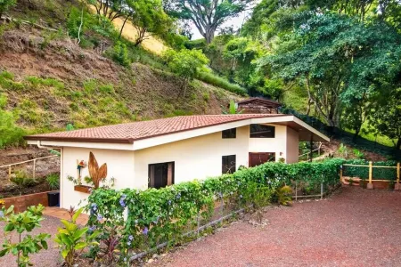 Experience "La Buena Vida"  Peace, beauty, comfort in our private guesthouse