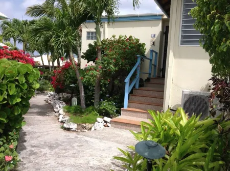 Charming 2-bedroom villa with AC, WiFi, stunning ocean views