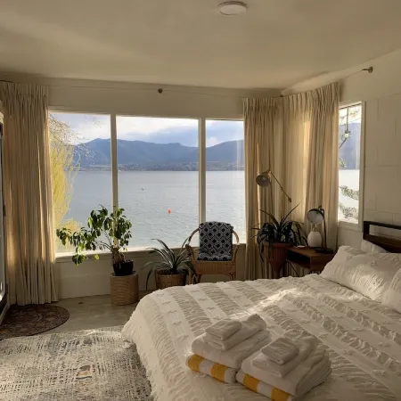 Private Lakefront Beach House off Naramata Bench