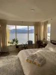 Private Lakefront Beach House off Naramata Bench