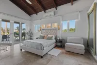 Beachfront Luxury Villa: 3BR, 3.5BA,Gazebo,Pool, Secluded Beach, Gated Community - balcon