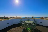 Spacious 4 bedroom villa in quiet location with sea views