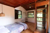 Beautiful, spacious house with 4 bedrooms, veranda with hammocks, garden. Hotels in Barra do Sahy
