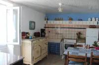 HOUSE 2 bedrooms - terrace river view NO GARDEN - no Wifi or TV Hotels in Le Bugue