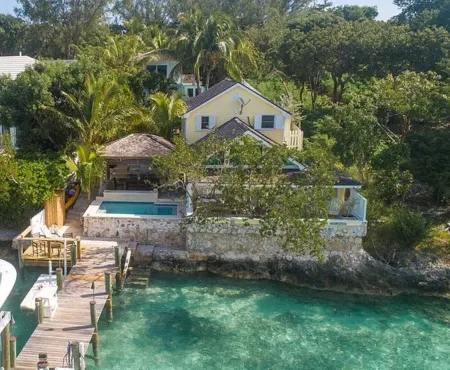 Unique waterfront Harbour Island getaway! 2 house compound with private dock! Отели в г. Данмор-Таун