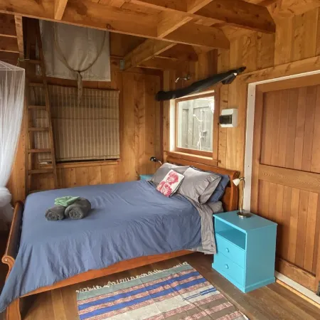 Rustic cabin, sea views, deck, bbq, kayak/SUP, wifi, 2 mins walk to beach, pets