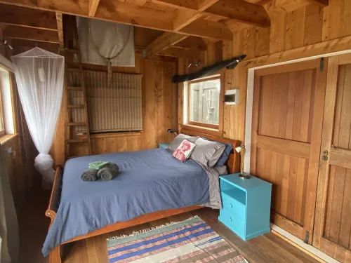 Rustic cabin, sea views, deck, bbq, kayak/SUP, wifi, 2 mins walk to beach, pets