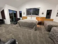 100 metres to the famous coastal walkway, 5 water front cafes, restaurants etc.