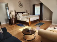 Stylish Chalet with Hot Tub and Jacuzzi!
