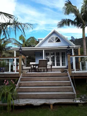 Hamptons Coastal Cottage 2mins from beaches, huge deck Hotels in Whangarei Heads