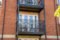 Charming Bedford 2BR walking distance to Hospital, Train Station and Town Center