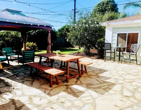 Midtown Ventura Family & Pet Friendly Cottage Отели рядом с достопримечательностью «Эмма Вуд Стейт Бич»