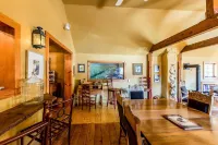 Beautiful & One-of-a-Kind Downtown Minturn Apartment. Minutes to Vail.