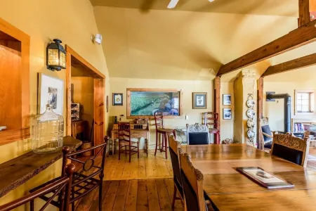 Beautiful & One-of-a-Kind Downtown Minturn Apartment. Minutes to Vail. Отели в г. Минчерн