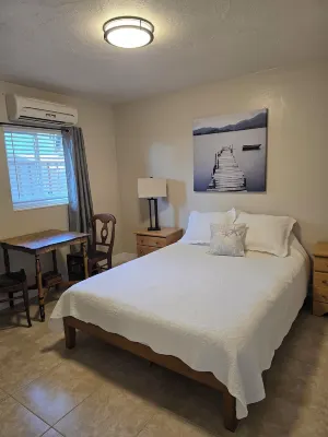 Cozy 2 Bedroom Unit, Just Minutes to the Beach