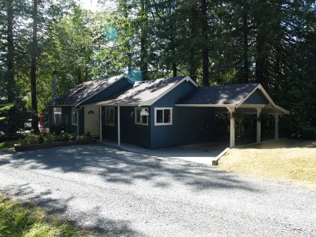 "The Guest House" on beautiful Sproat Lake!