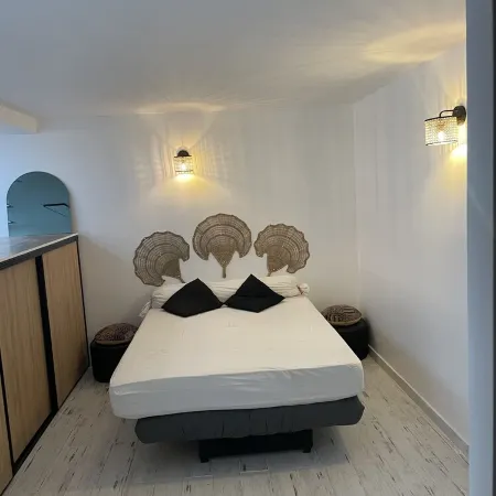 In villa center, air-conditioned, T3 80 M2 terrace /garden + parking 4/5 people