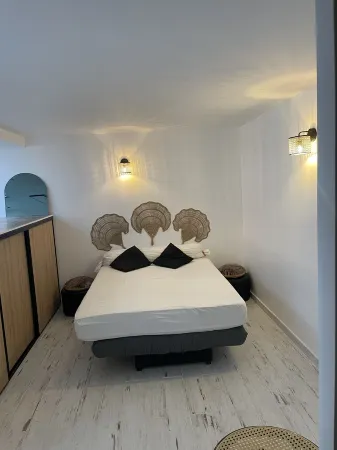 In villa center, air-conditioned, T3 80 M2 terrace /garden + parking 4/5 people Отели в г. Кассис