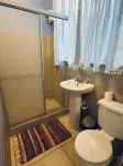 Cute studio, GREAT location, beautiful pool, close to beach! AC+