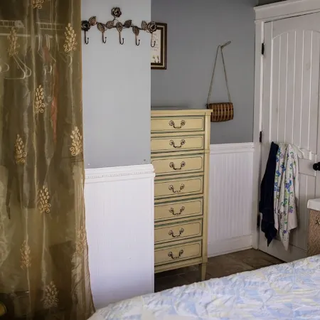 Charming Creekside 1940s Cottage, Kid/Dog Friendly
