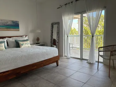 Ocean Pearl Bimini Bay Entire Condo Close to Pool with an optional golf cart Hotels in 