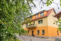 Ferienwohnungen und Zimmer Yassi - Parkplatz