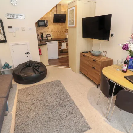 Apartment 5, Lyonesse Apartments