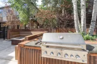 Chalet Chic Condo, Short Walk to Lift 7, Covered Parking 2 Bedroom Condo by RedAwning Hôtels à : Telluride