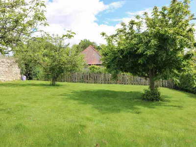 Charlies Cottage Hotels near Jim Clark Room