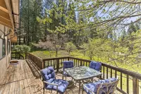 Vibrant Weaverville Escape w/ Deck & Creek! - Homestays