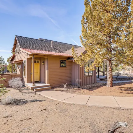 Mountain-view Cabin Near Trails in Powell Butte!