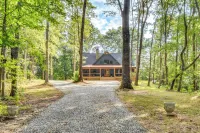 Luxurious Clarkesville Cabin w/ Decks & Fire Pit - parking