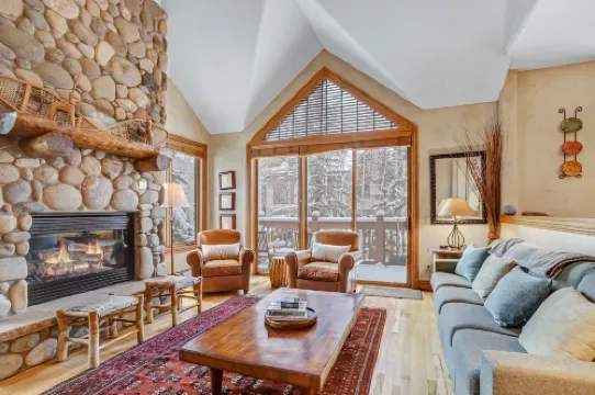 Cozy Mountain 4-Bedroom Retreat in Arrowhead Village 4 Townhouse by RedAwning