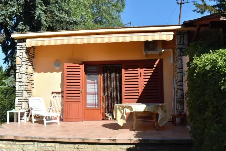 Cozy Family Cottage at the Lake Отели в г. Шиофок